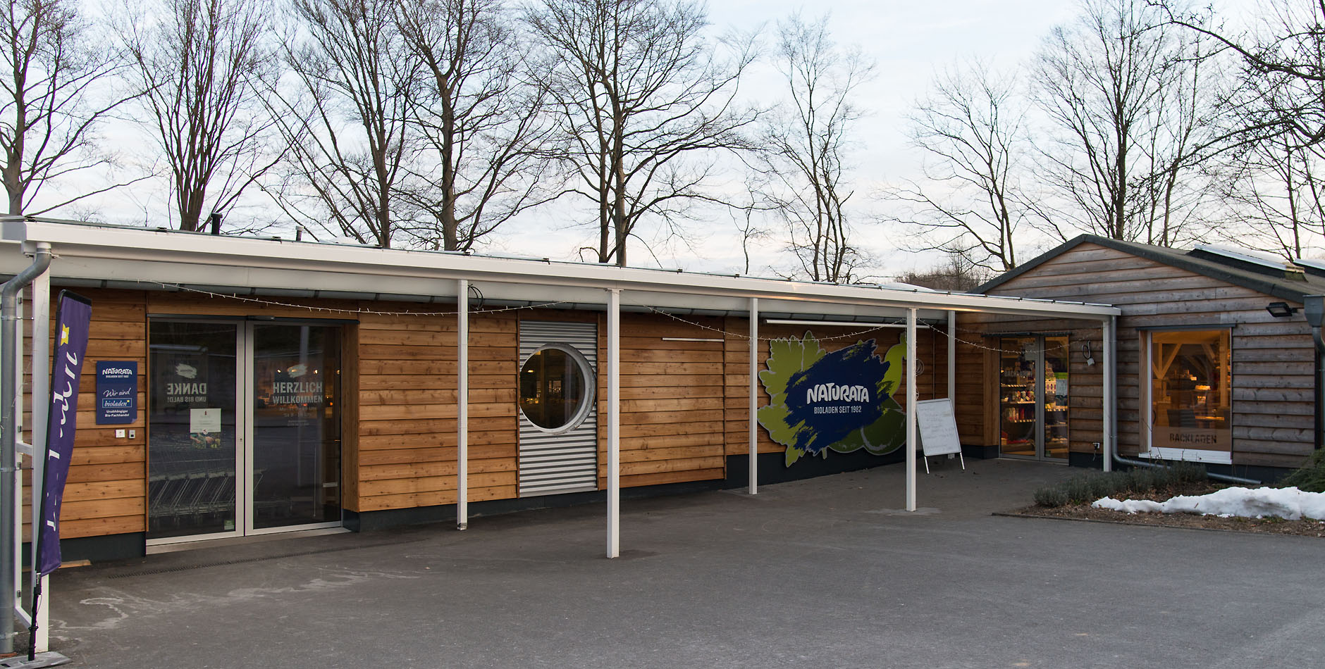 Der Bioladen Naturata Burscheid von außen mit Parkplatz