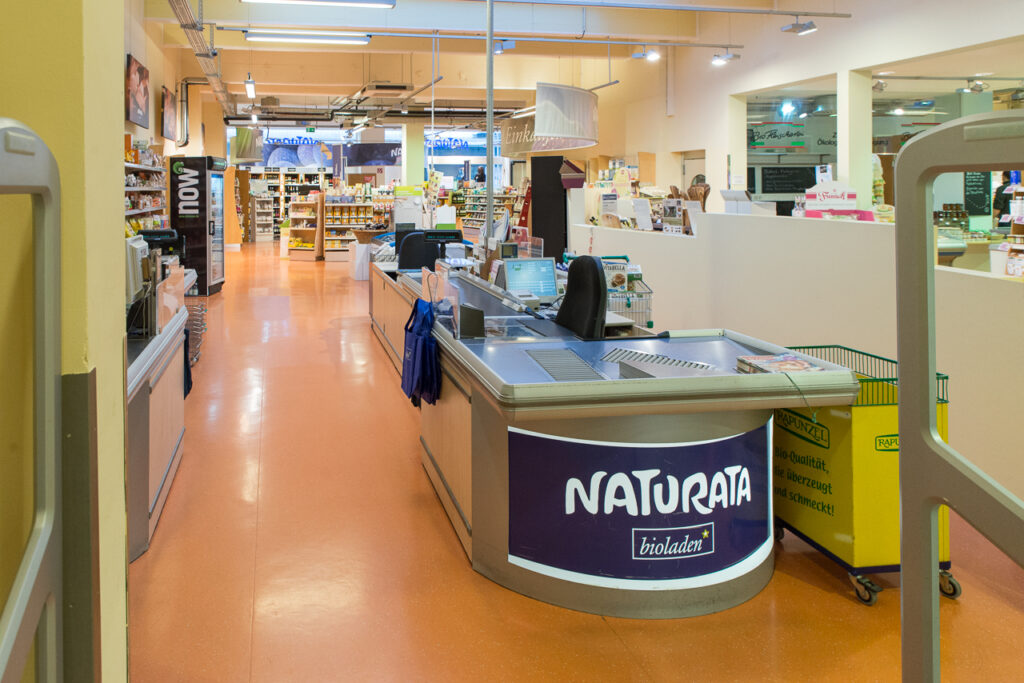 Kassenbereich im Bioladen Köln City mit dem Naturata-Schriftzug