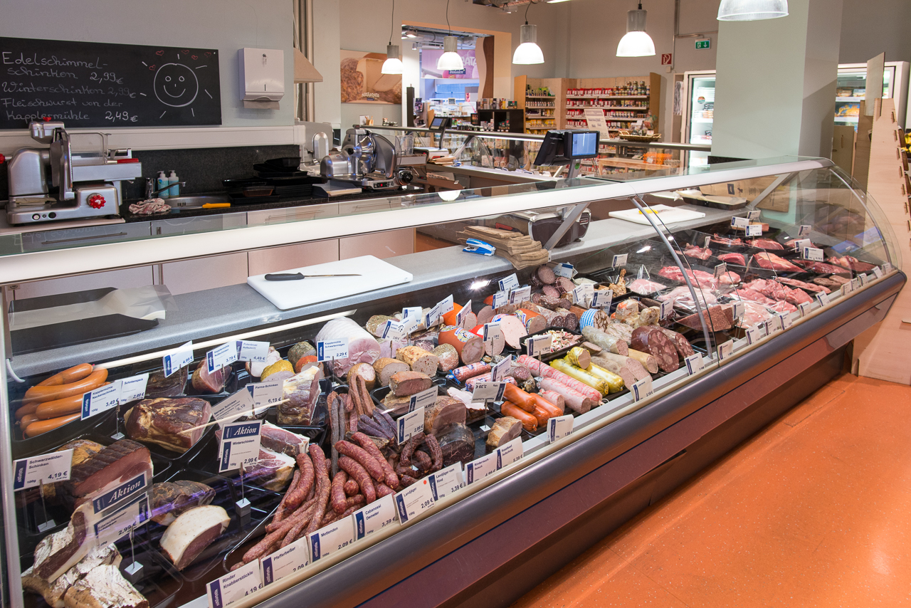 Bedientheke für Fleisch und Wurst im Bioladen Köln City
