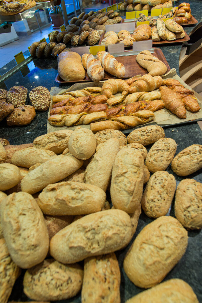Frisches Brot in der Backwarenabteilung Köln City