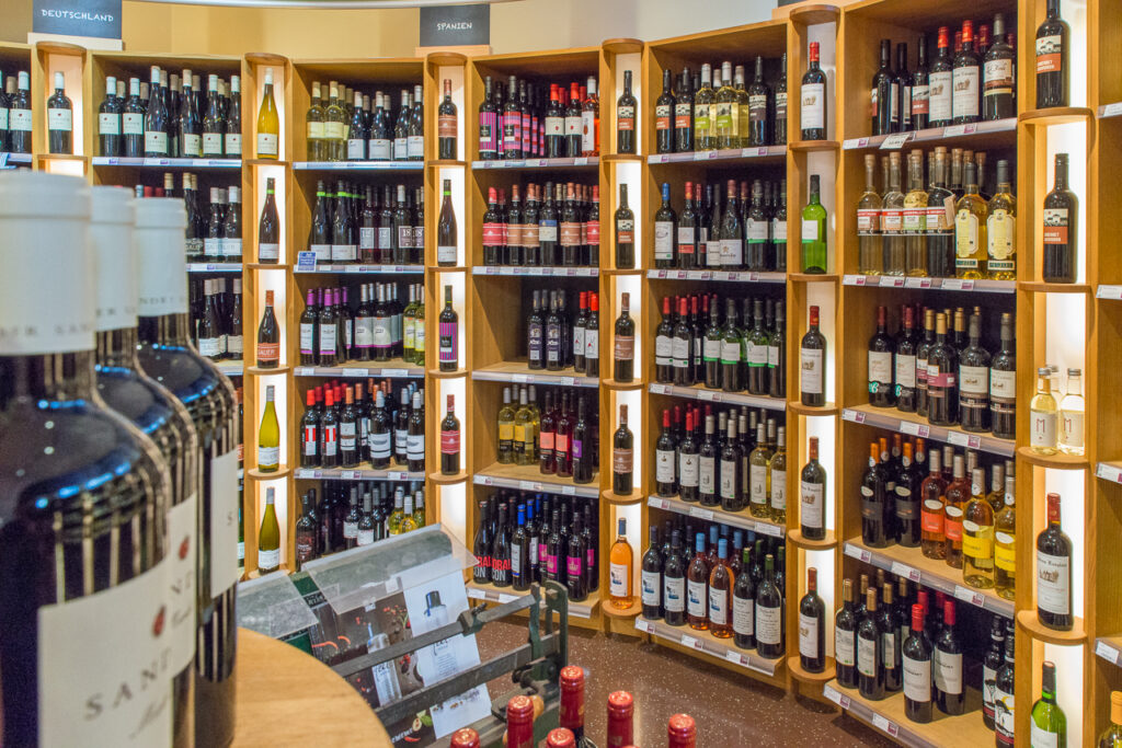 Weinregale im Bioladen Köln City