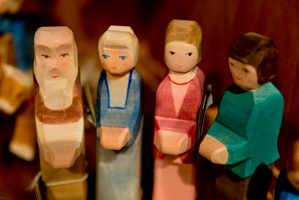 Holzfiguren im Regal bei SpielundKleid