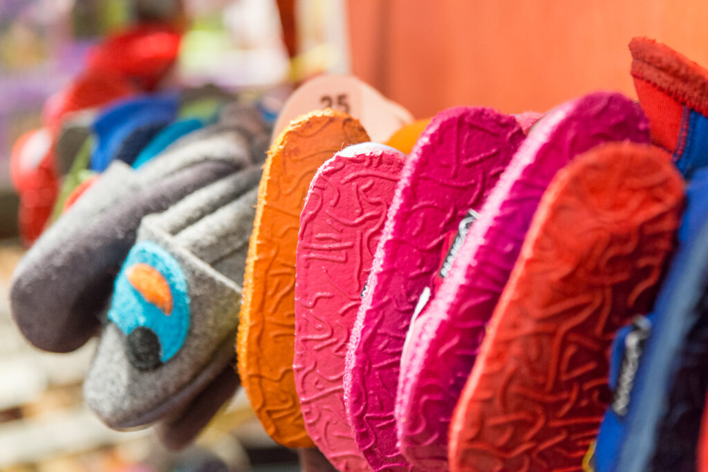 Bunte Hausschuhe aus Filz bei SpielundKleid